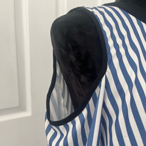 Women’s Mustard Seed size M long sleeve cut out shoulder open back blouse. - Picture 6 of 10